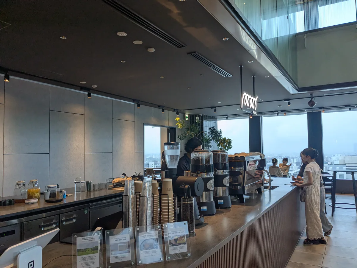 poool名古屋のカフェカウンターとコーヒーマシン