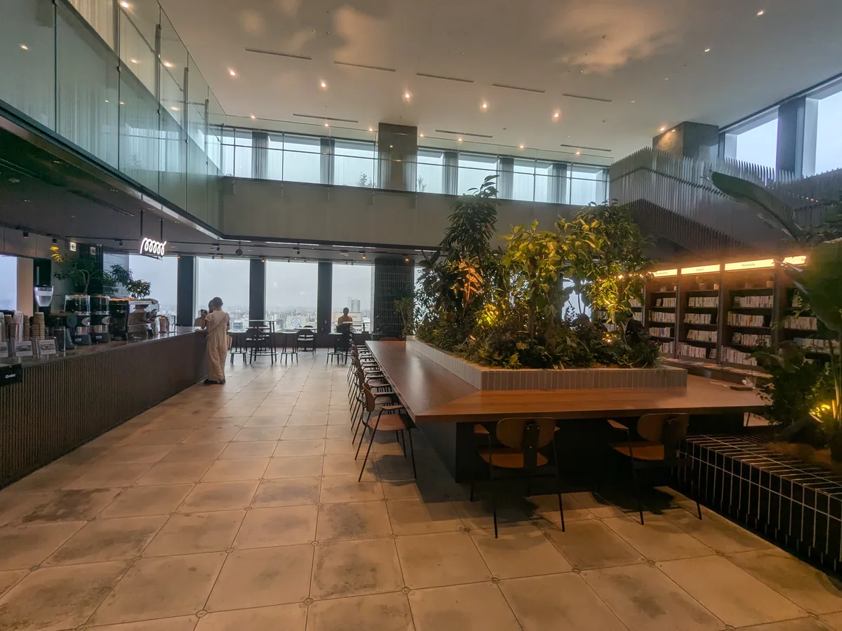 栄の街を見下ろすCo&Co名古屋のカフェラウンジ(13階)
