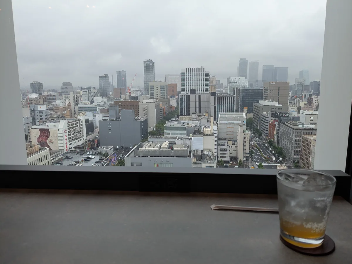13階の窓から名古屋・栄の街並みを望む席とドリンク