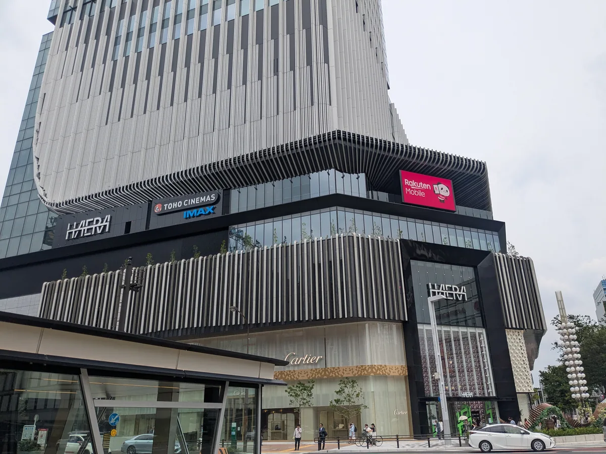 栄の新名所HAERA(ハエラ)の外観。ザ・ランドマーク名古屋栄に入る複合施設でTOHOシネマズやカルティエが入る