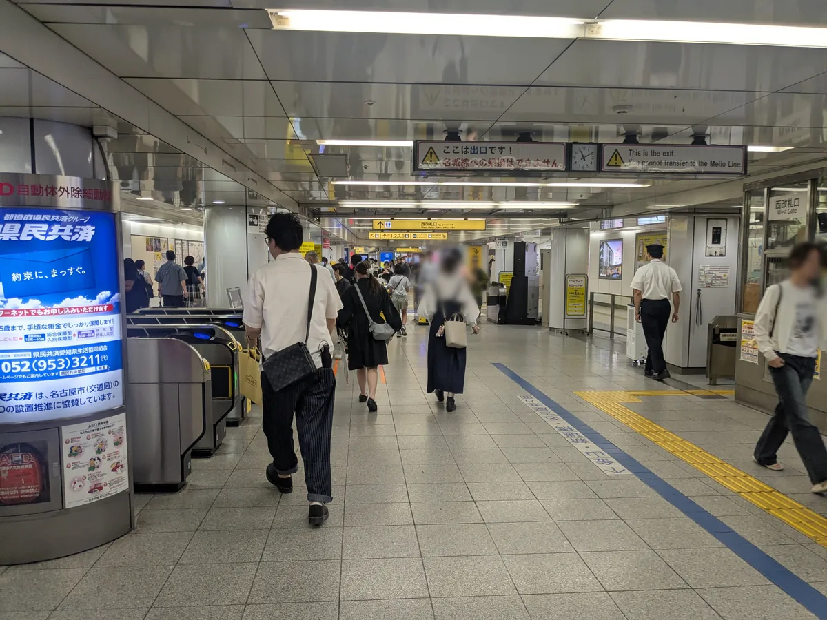 地下鉄栄駅の西改札口手前。「ここは出口です!名城線への乗換はできません」の看板があるがHAERAへはこのまま進む
