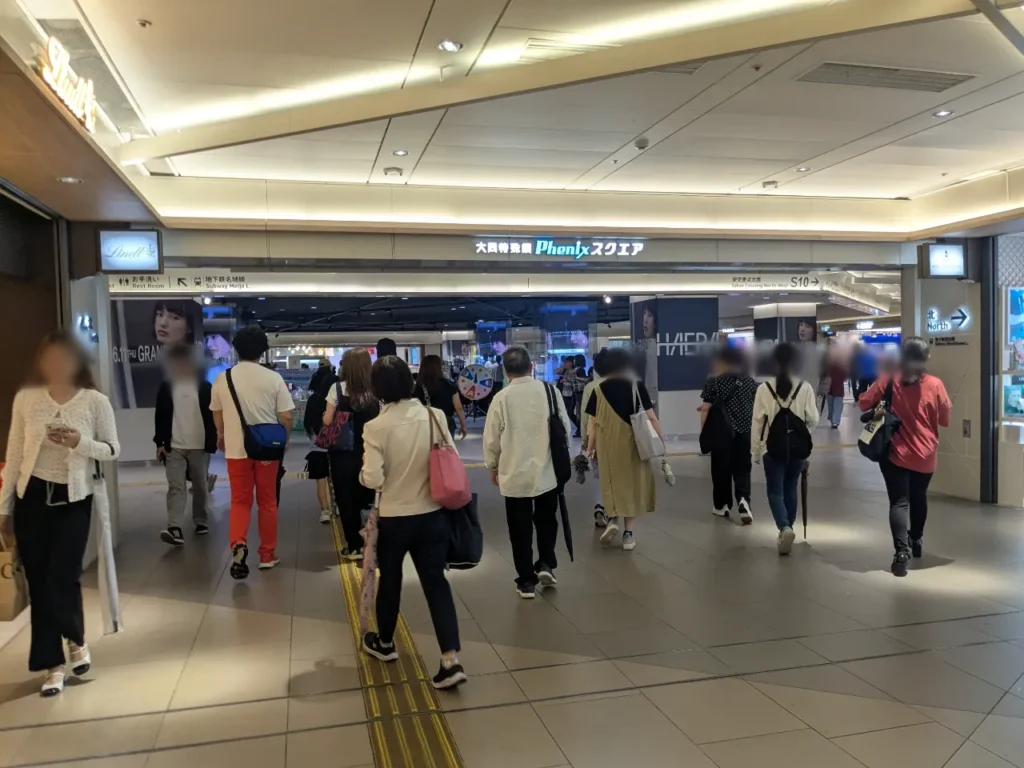 大同特殊鋼フェニックススクエアからHAERAへ続く地下通路。奥にHAERAのサイネージが見える