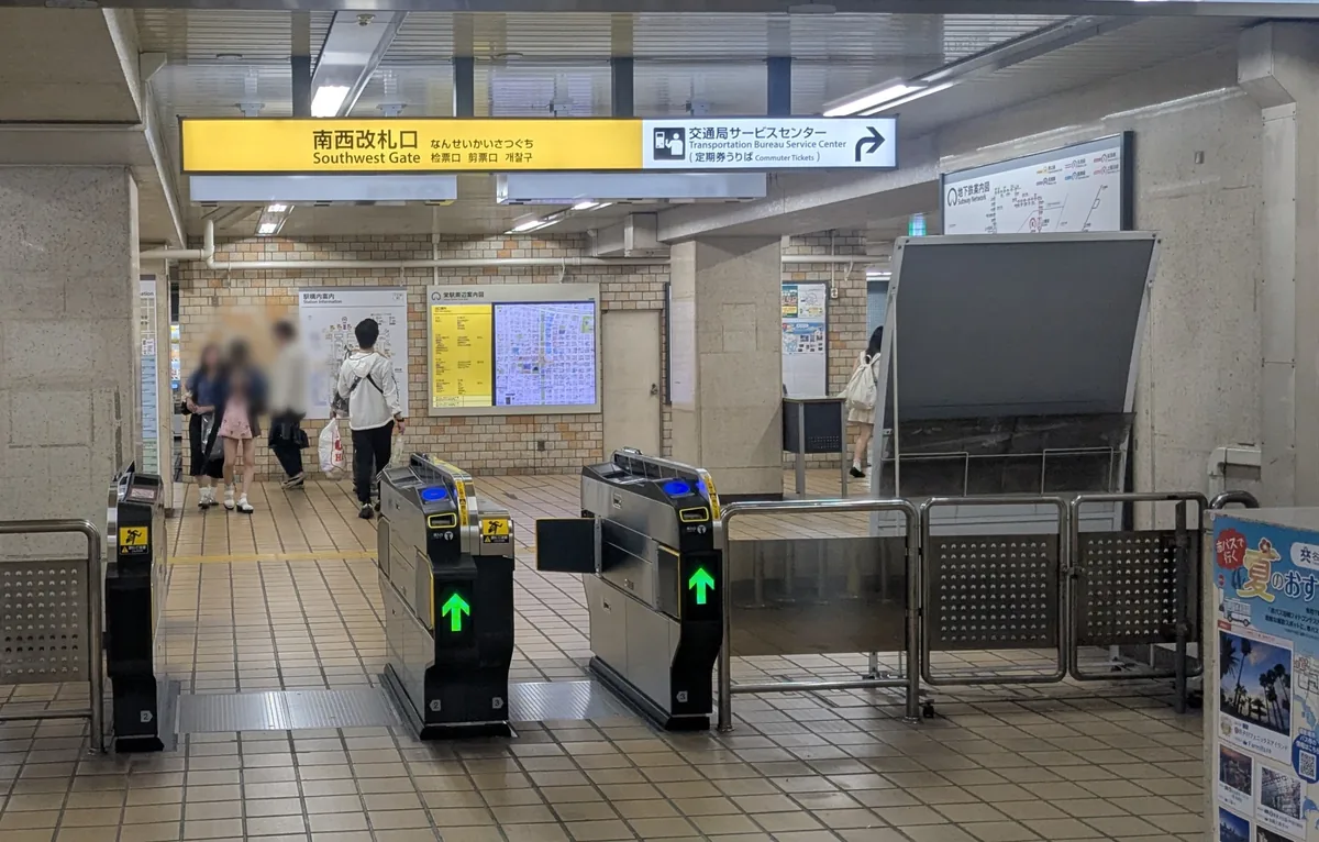 地下鉄栄駅の南西改札口。名城線からHAERAへ向かう際の改札