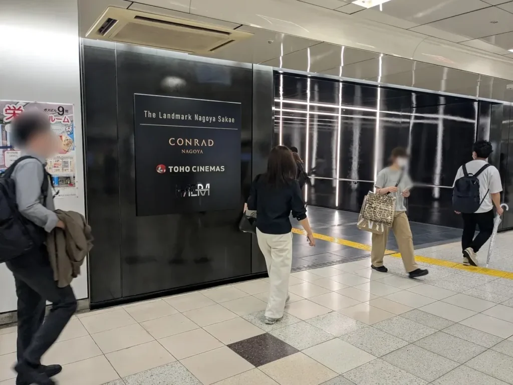 栄駅地下通路にあるザ・ランドマーク名古屋栄・CONRAD・TOHOシネマズ・HAERAの案内サイネージ