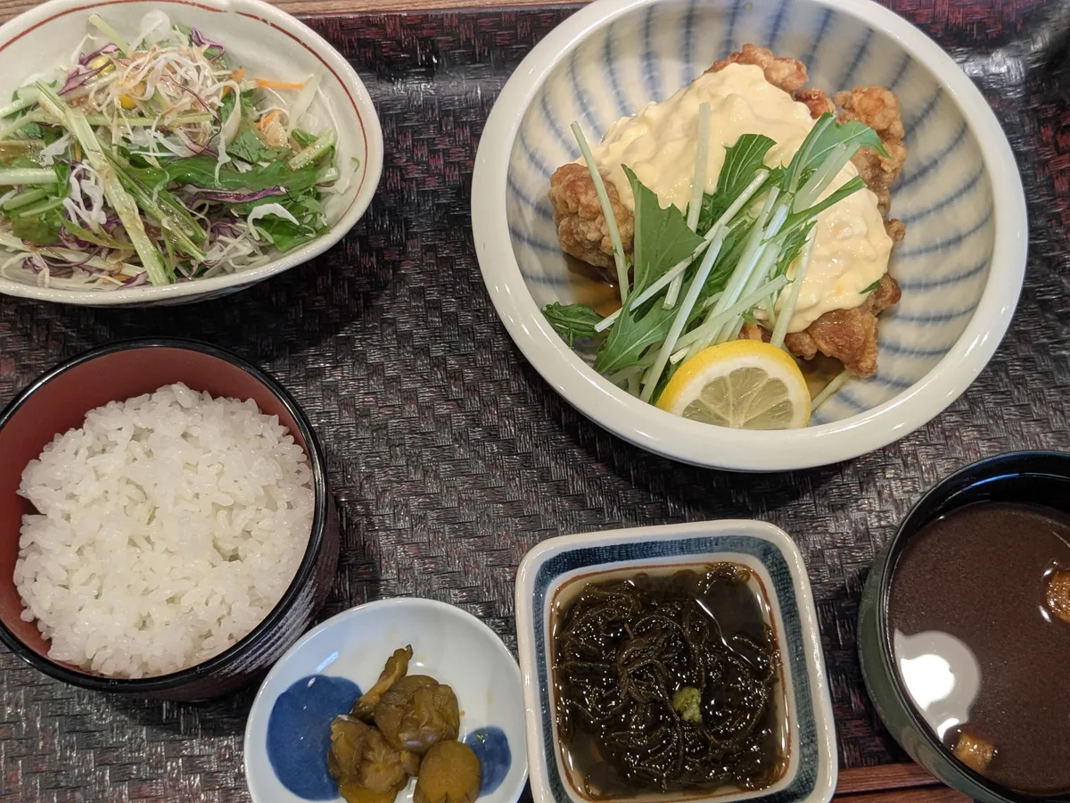 一鳳にしきのチキン南蛮膳(税込1,000円)。サラダ・ご飯・もずく酢・赤だし付きの定食