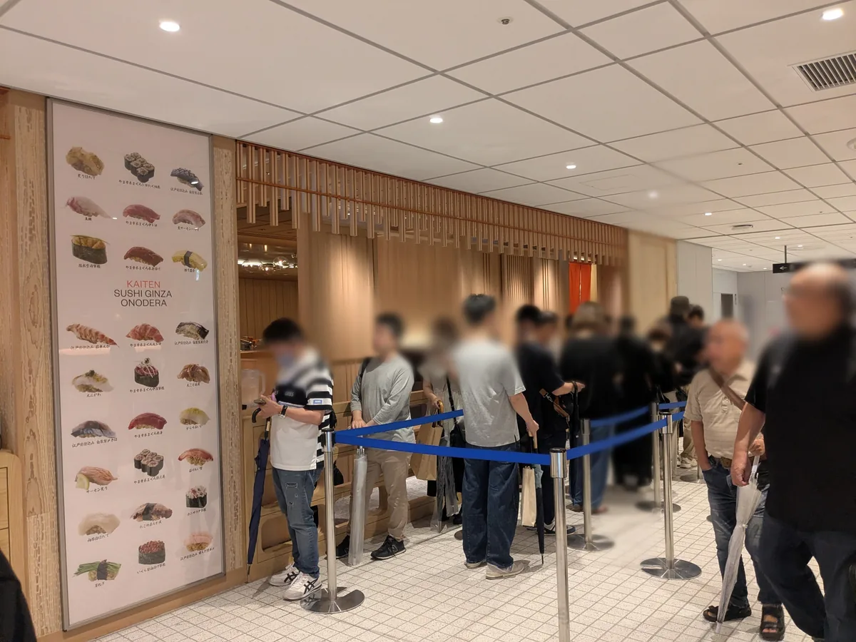 開店直後から行列ができる廻転鮨 銀座おのでらの入口