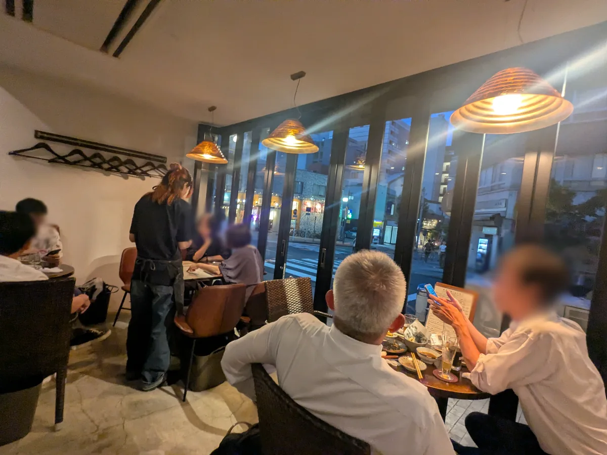 CRAFTBEER KEG NAGOYAの窓際テーブル席。栄の街並みを眺められる店内