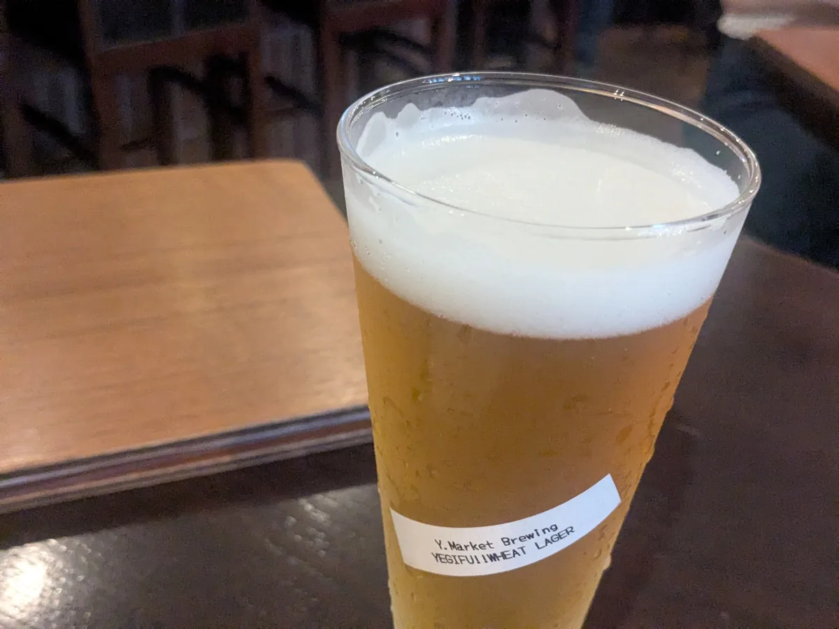 CRAFTBEER KEG NAGOYAの雲白肉(中華風冷しゃぶ)。きゅうりとパクチーを添えた前菜