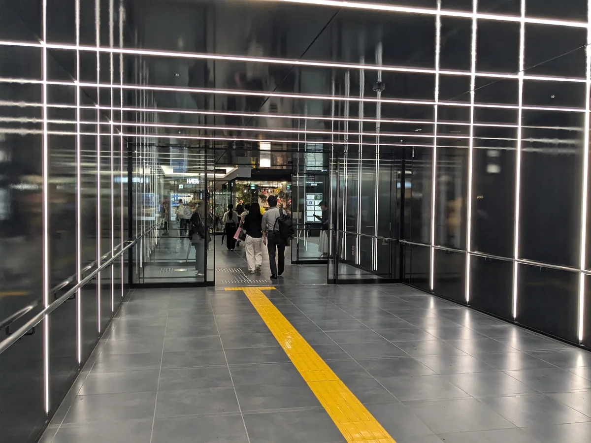 ザ・ランドマーク名古屋栄へ続く光のラインが美しい地下連絡通路