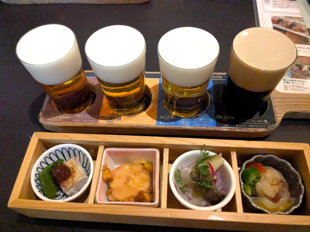 横一列に並ぶ4種のプレミアムモルツ。左3種は黄金色、右端は黒ビール