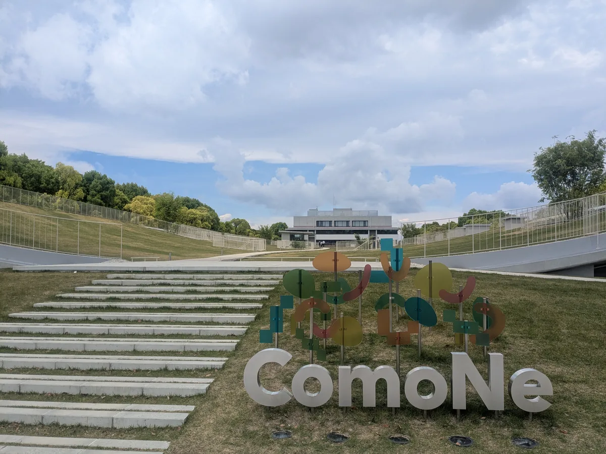 名古屋大学東山キャンパスにある交流拠点ComoNe(コモネ)の広場