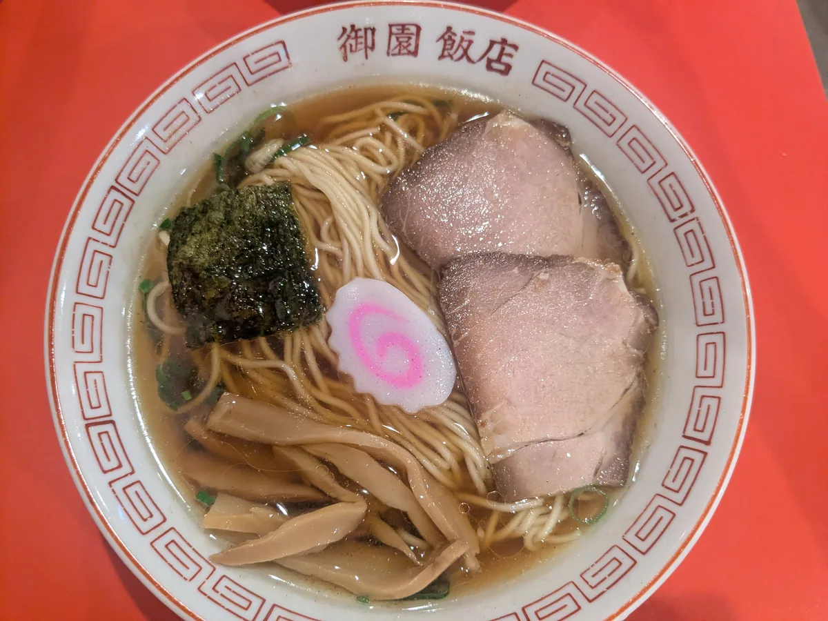 チャーシュー・メンマ・ナルト・海苔がのった、みその飯店のあっさり醤油の中華そば