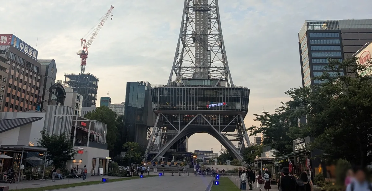ナゴロバが入る久屋大通パーク(レイヤード久屋大通パーク)と中部電力 MIRAI TOWER。栄駅から徒歩2分の好立地