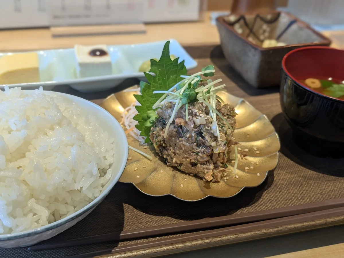 ナゴロバの名物ランチ「カツオの醤油麹なめろう」セット。岐阜県海津市産ハツシモの白米と味噌汁付きで税込1,000円