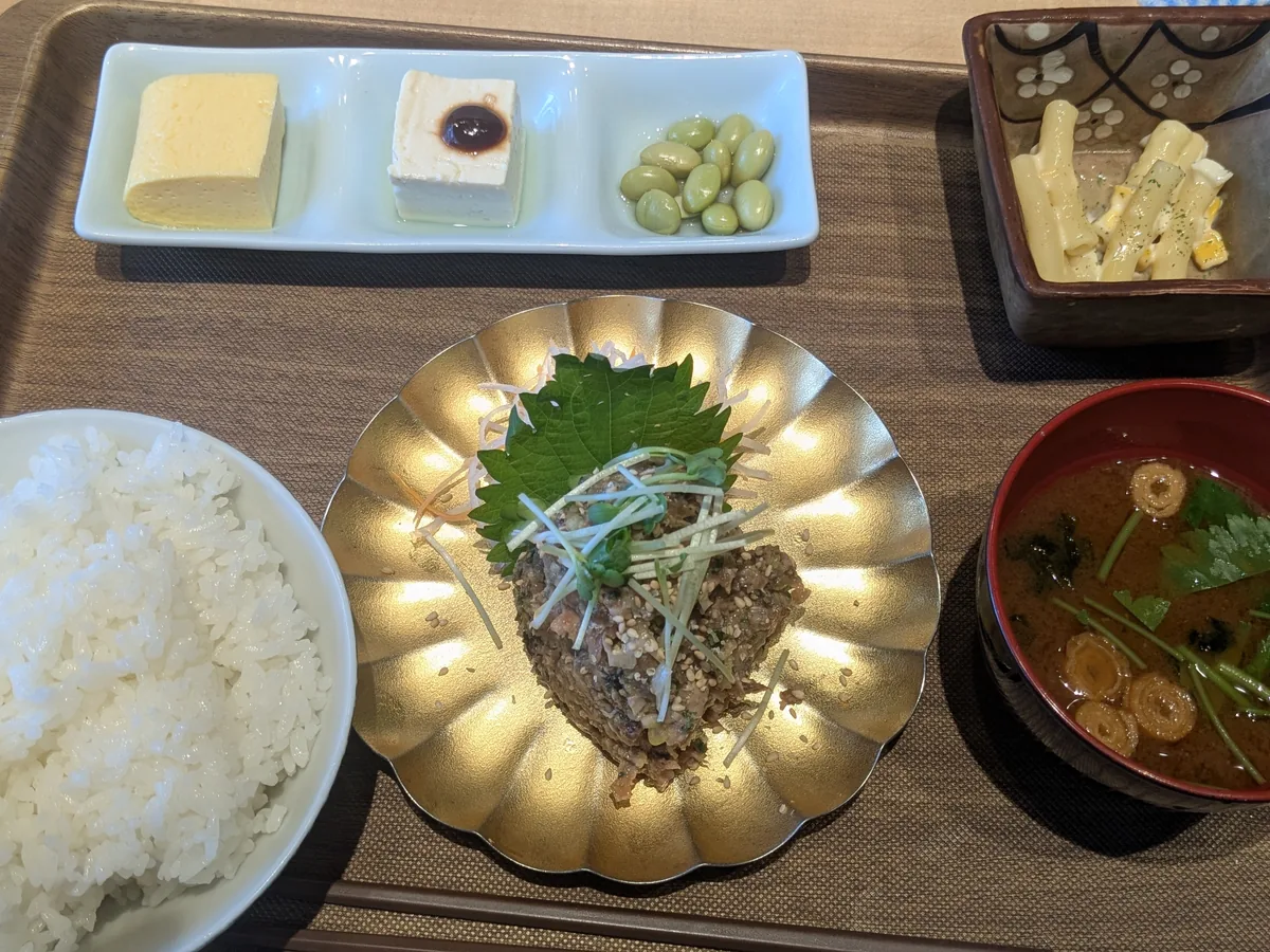 精米したての岐阜県海津市産ハツシモの白米と、すずみそ・熟成酒粕入りの味噌汁。ナゴロバのランチセット