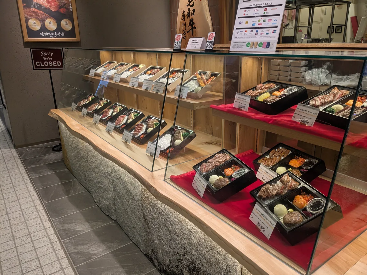 いちのやのショーケースに並ぶ焼肉・ステーキ弁当の数々
