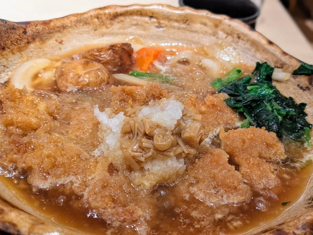 特製だれで煮込んだチキンカツとなめたけおろしが乗った大戸屋のチキンかあさん煮(税込1,060円)のアップ