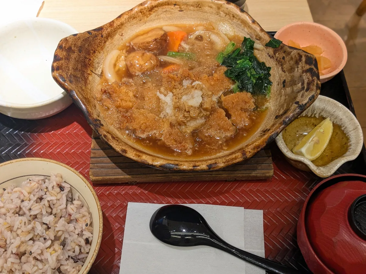 大戸屋ごはん処 ポーラ名古屋ビル店のチキンかあさん煮定食。土鍋仕立ての本体に五穀ご飯・味噌汁・お漬物がセット