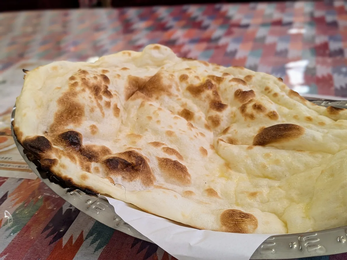 こんがり焼き上がったSAHARAの焼きたてナン