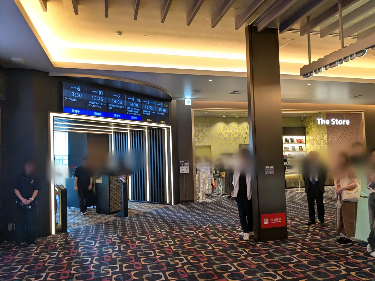 上映案内モニターとThe Storeが並ぶTOHOシネマズ名古屋栄のロビー