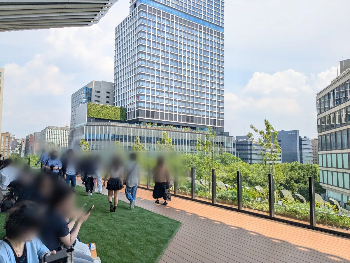 屋上テラスから望む栄の高層ビル群の眺望