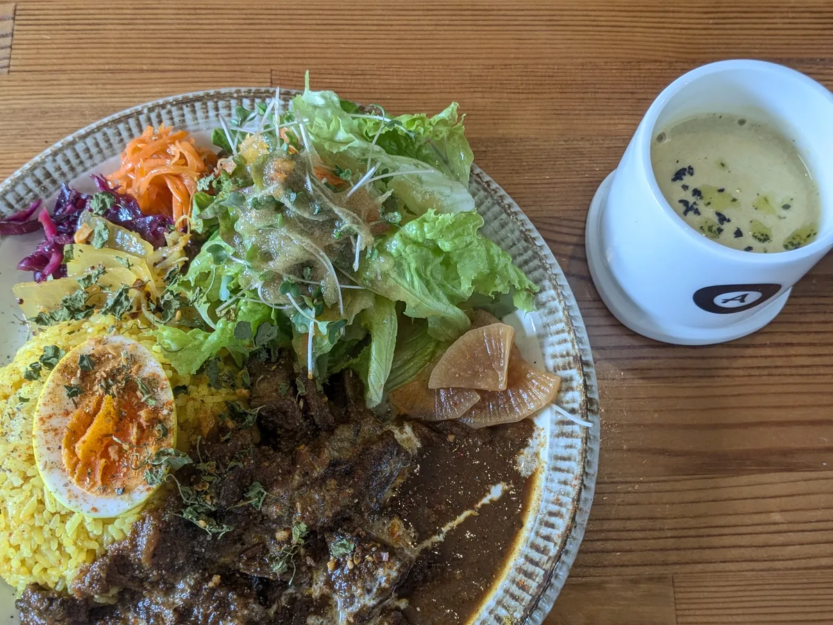 とよのcoffeeの朝カレーセット全体、サラダ・アチャール・カップポタージュ付き