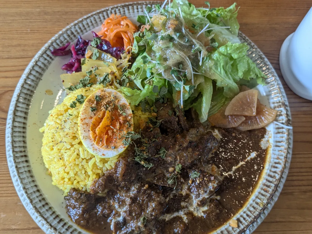 とよのcoffeeの朝カレーセット、知多牛の欧風ビーフカレーと半熟玉子をのせた華麗米のプレート