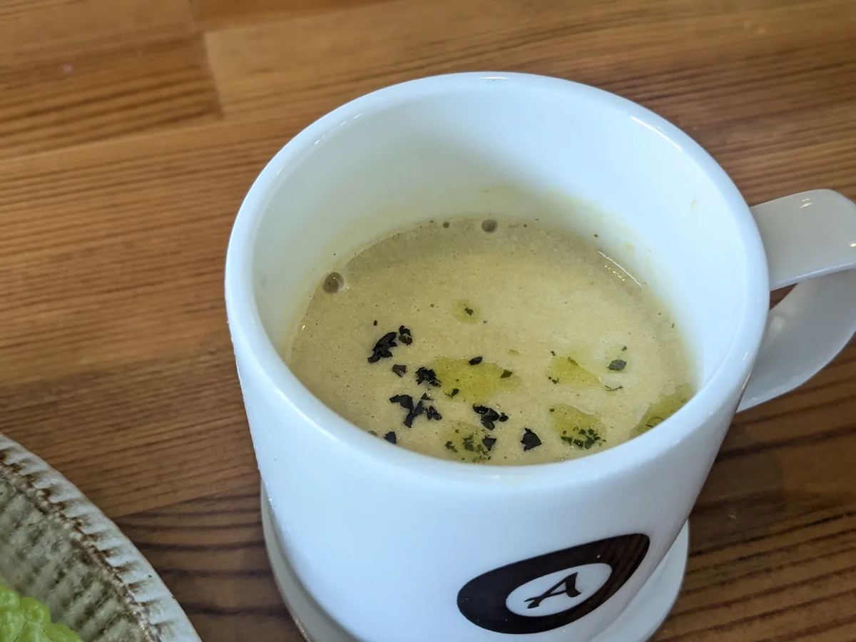 とよのcoffeeのカップポタージュスープ、ハーブを浮かべた一杯