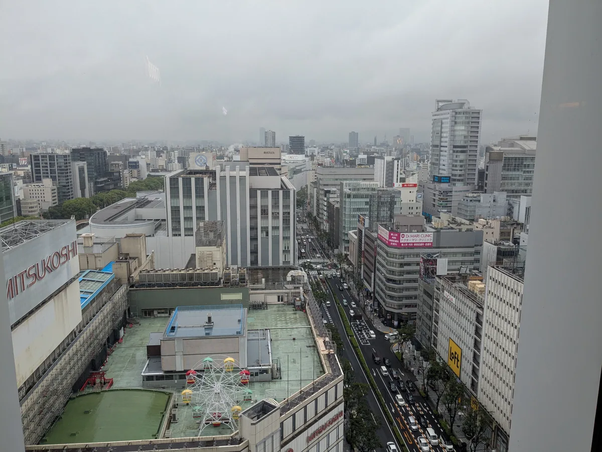 HAERA12階タリーズコーヒーの窓から見える名古屋三越や栄の街並み