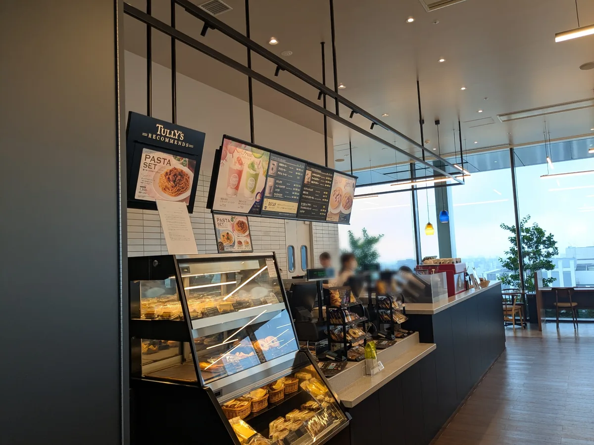 ペストリーケースとメニューが並ぶタリーズコーヒーHAERA店のレジカウンター