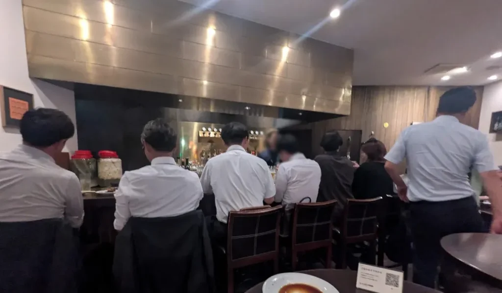 CRAFTBEER KEG NAGOYAの店内。オープンキッチンのカウンター席でにぎわう様子