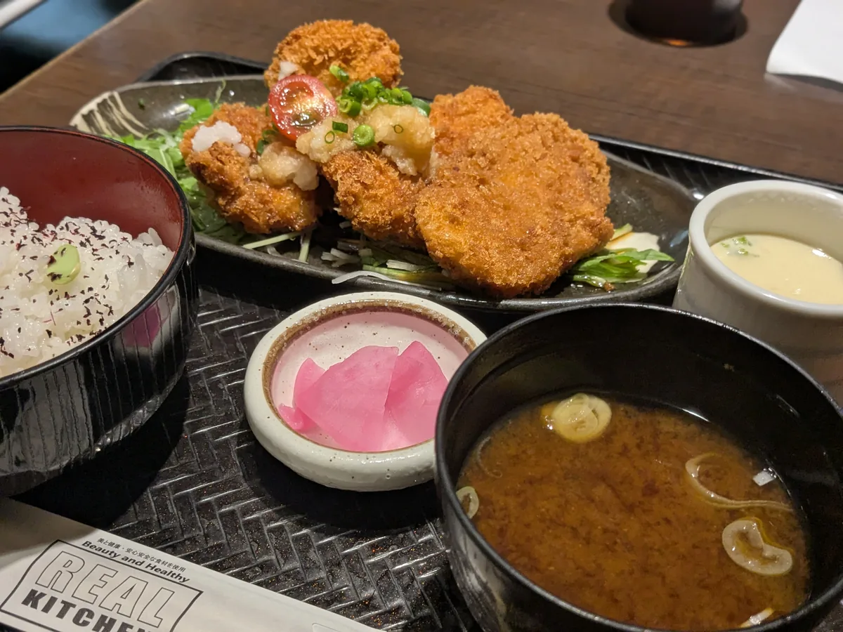 リアルキッチン栄店のチキンカツのおろしポン酢と枝豆ゆかりご飯定食980円の全体。茶碗蒸し・赤だし・漬物付き