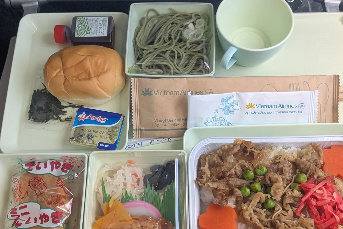 牛丼風ごはんに茶そばやパンが付くベトナム航空の和風機内食セット
