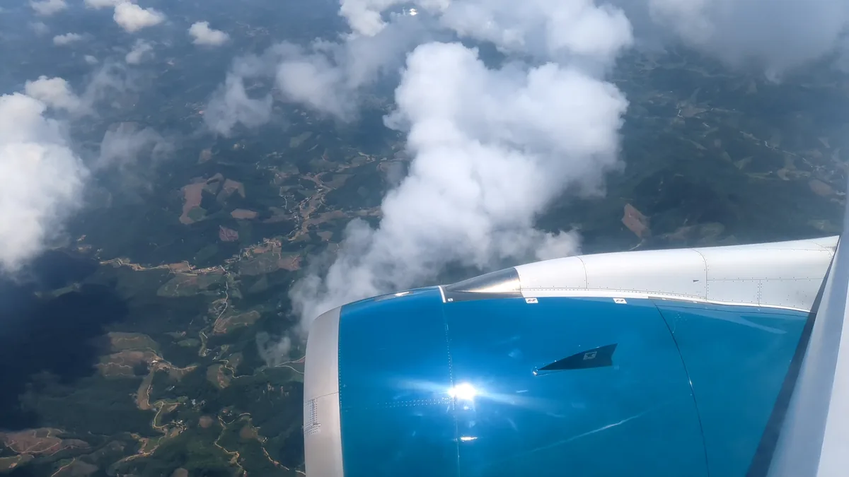 ベトナム航空の機窓から見た雲とエンジン