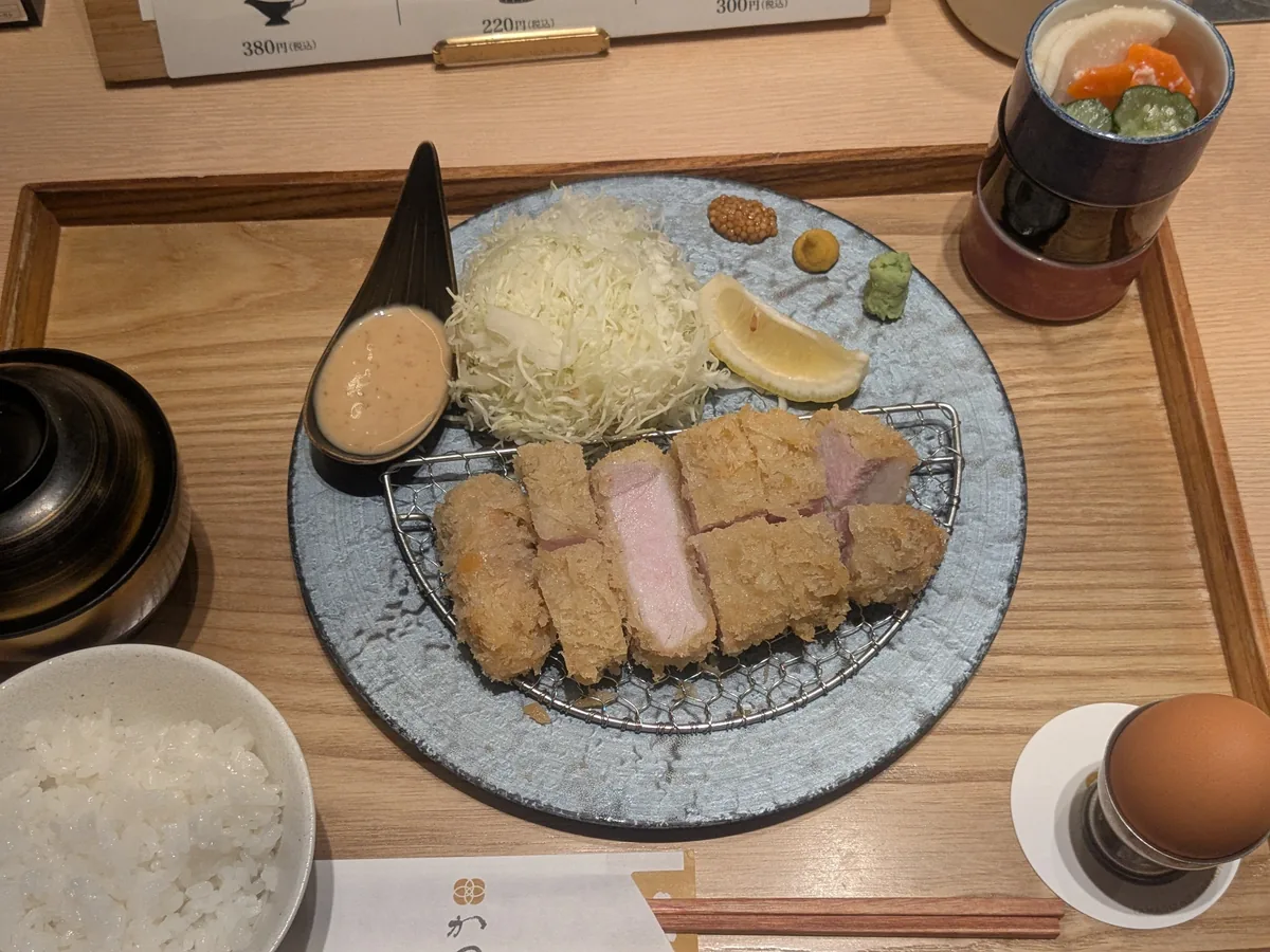 羽釜ごはん・味噌汁・キャベツ・生卵が付く わだ福八事店のとんかつ御膳を上から見たところ
