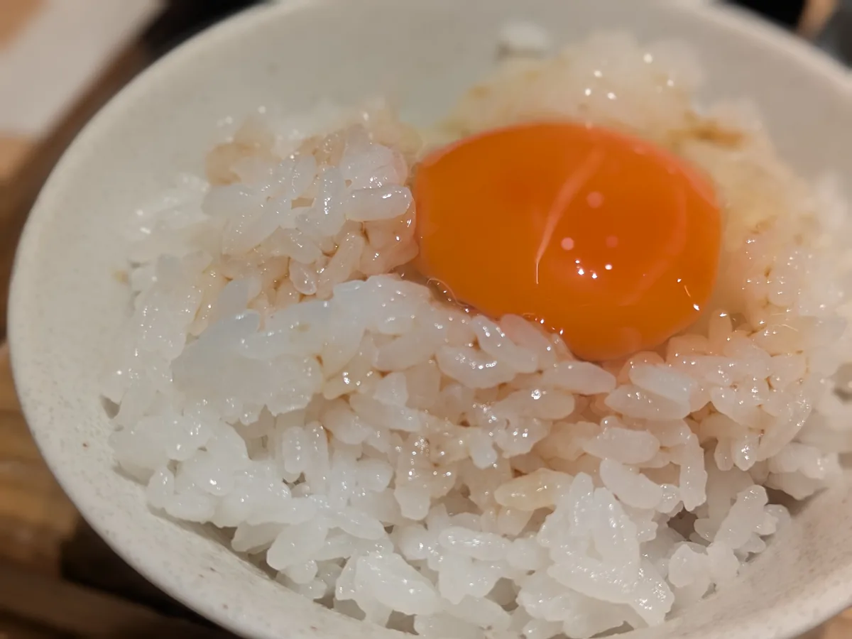 〆に生卵をのせて味わう わだ福八事店の贅沢な卵かけご飯