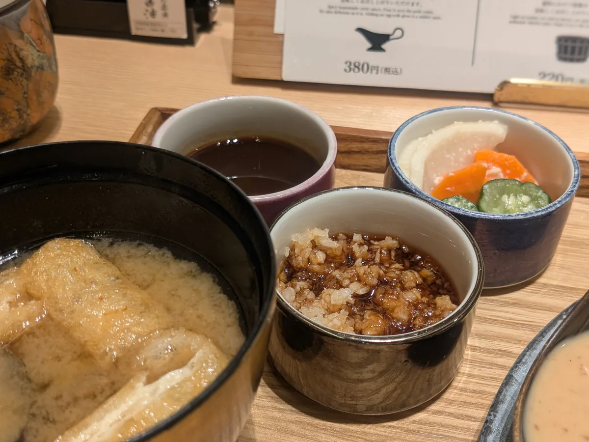 味噌汁・自家製ポン酢・特製味噌だれ・麹漬けなど わだ福八事店の薬味と副菜