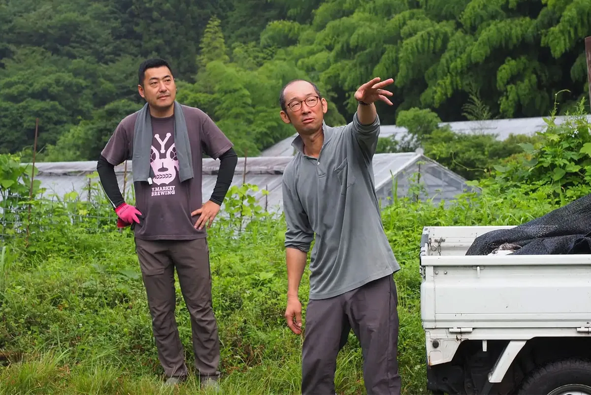 稲武のホップ畑で語り合う、農事生産組合大野瀬温泉の大山氏とワイマーケット代表・山本康弘氏