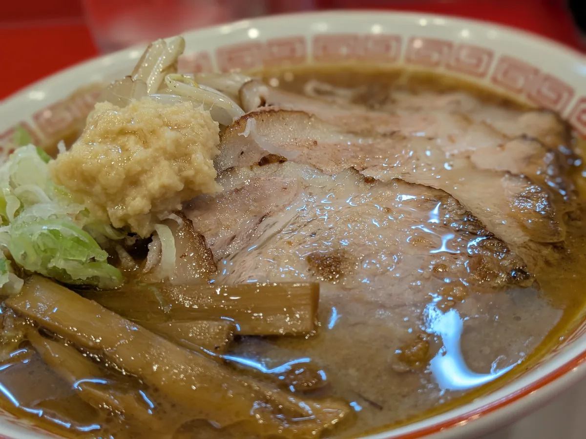 荒畑の味噌ラーメンにのるチャーシューのアップ。脂の照りと焼き目がわかる