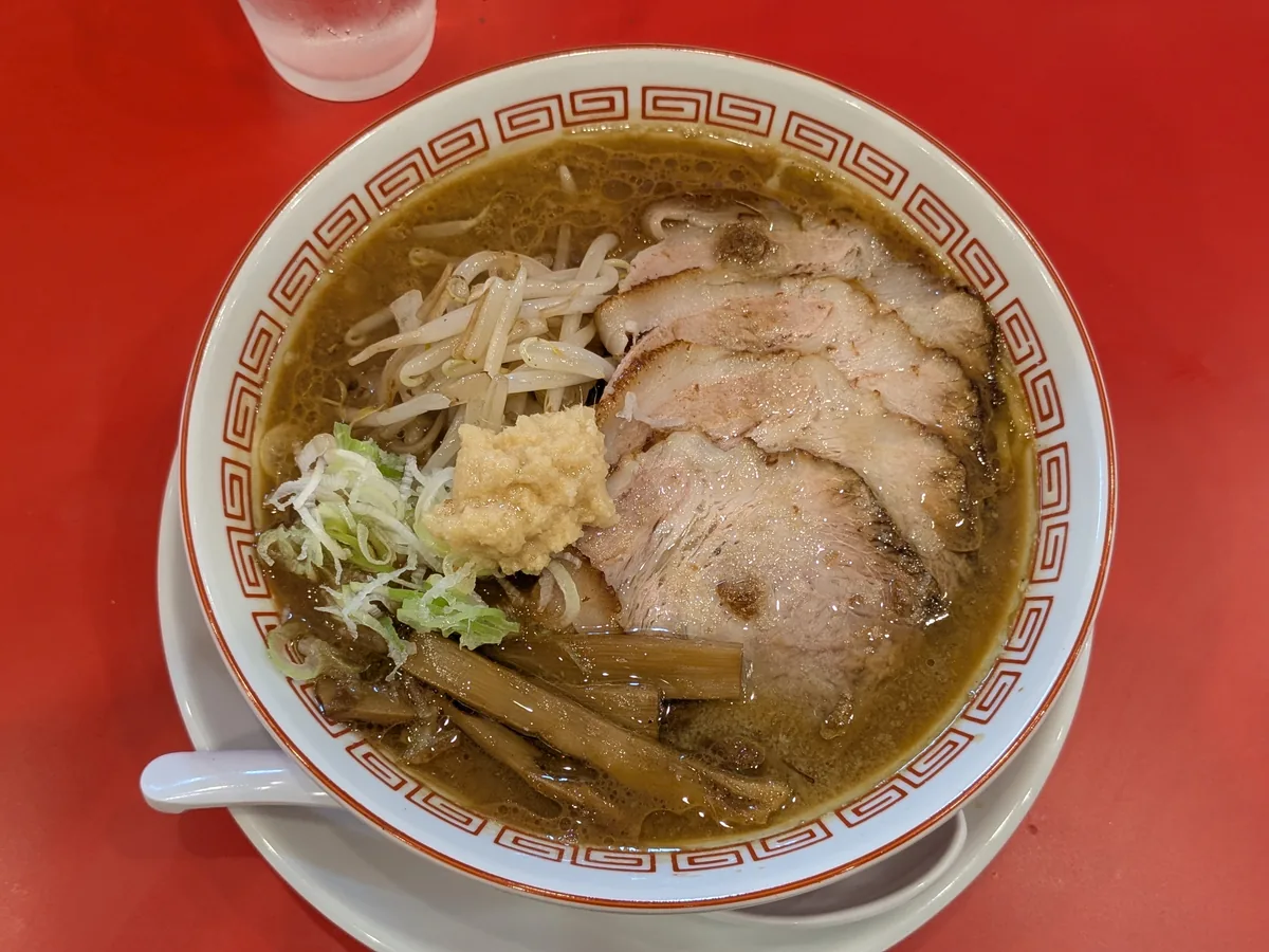 サッポロラーメン専門 荒畑の味噌ラーメン950円。チャーシュー・もやし・メンマ・白髪ねぎがのった一杯