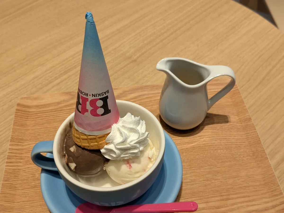 サーティワン広小路クロスタワー店限定のアフォガート680円。ミニコーンとホイップ、エスプレッソのピッチャー付き