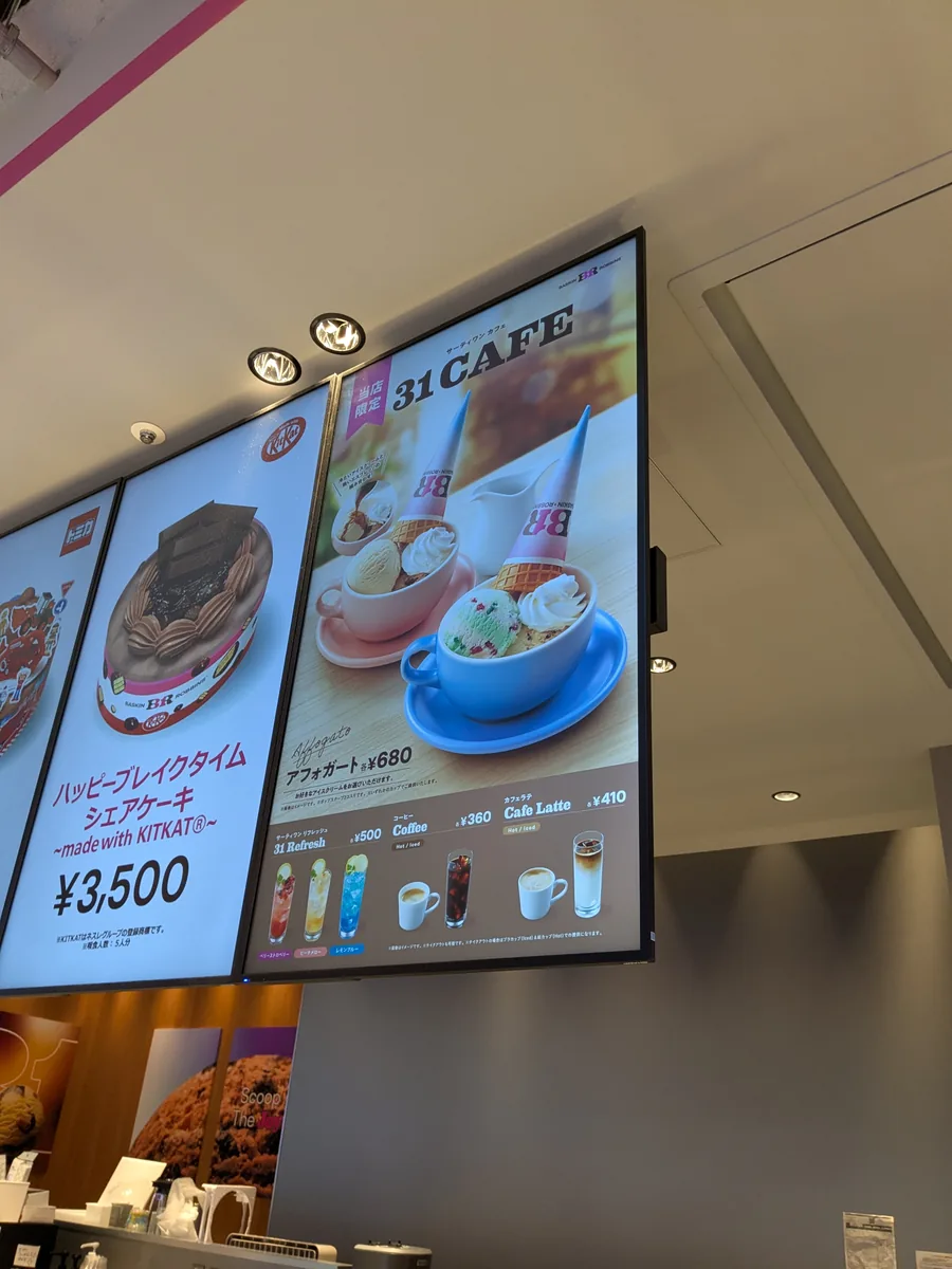 31CAFE限定メニュー。アフォガート680円・31 Refresh500円・コーヒー360円・カフェラテ410円