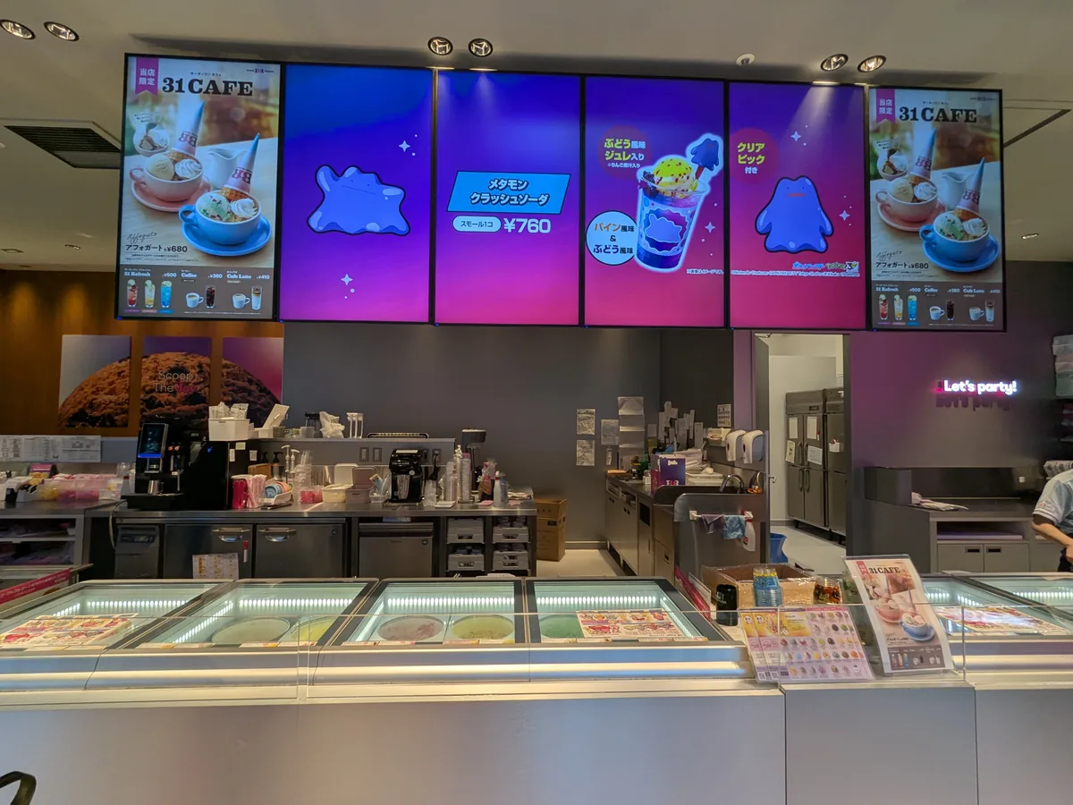 サーティワン広小路クロスタワー店のカウンター。31CAFE限定メニューのサイネージが並ぶ
