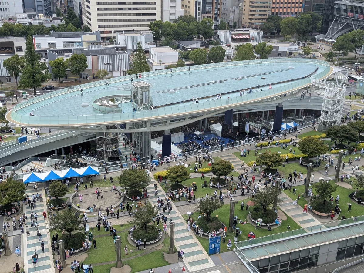 上空から見た世界コスプレサミット2026のオアシス21会場と久屋大通公園に集まる来場者