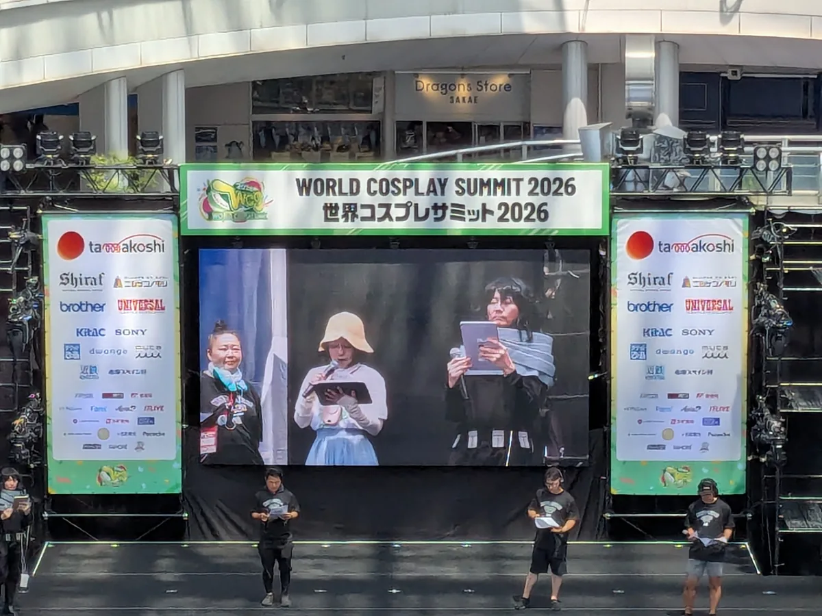 世界コスプレサミット2026の看板と大型ビジョンが設置されたオアシス21の特設ステージ