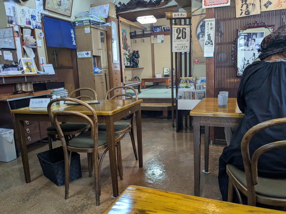 色紙や写真が飾られた昭和レトロな満福支店の店内