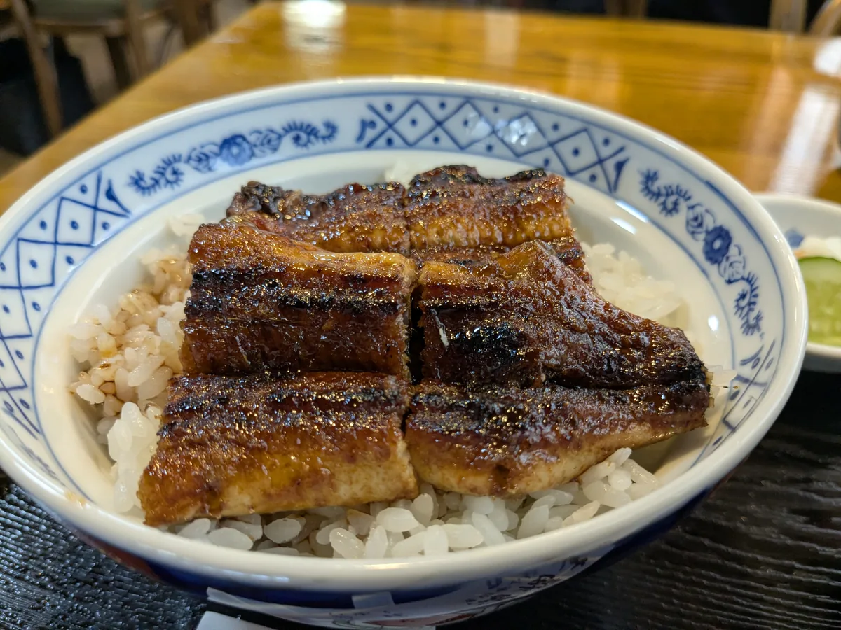 満福支店のパリパリに焼き上げた地焼きうなぎがのるうな丼2,670円