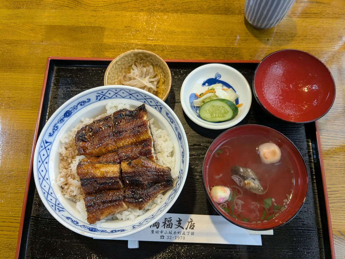 小鉢と漬物、肝吸いが付いた満福支店のうな丼のお膳
