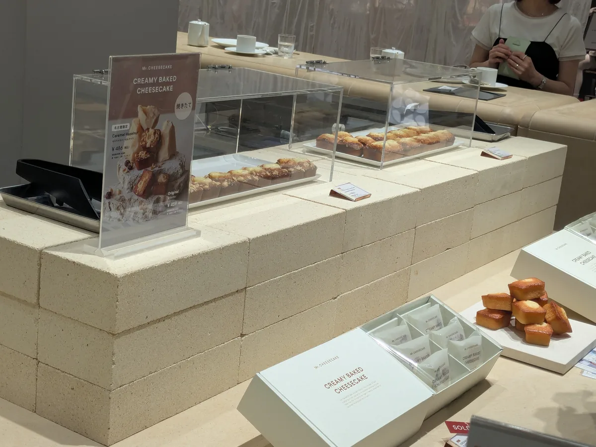 名古屋限定の焼きたてCREAMY BAKED CHEESECAKE キャラメルヘーゼルナッツ486円の案内板