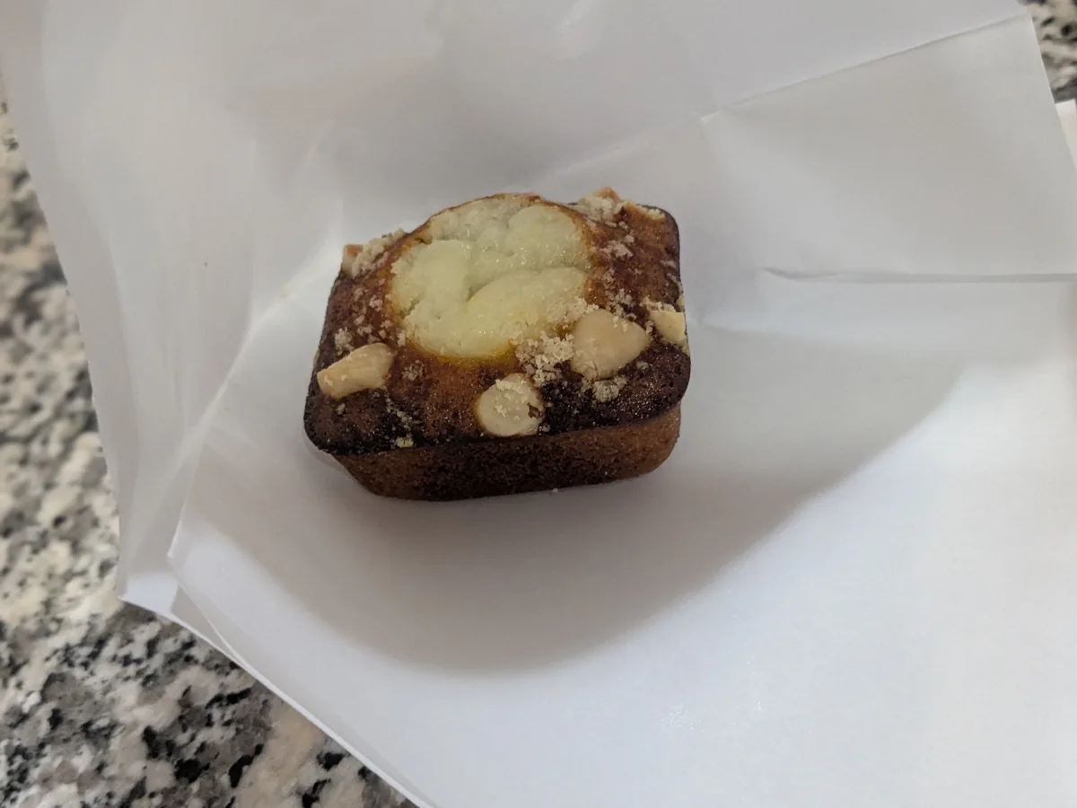Mr. CHEESECAKE名古屋栄店の焼きたてキャラメルヘーゼルナッツを持ち帰った様子